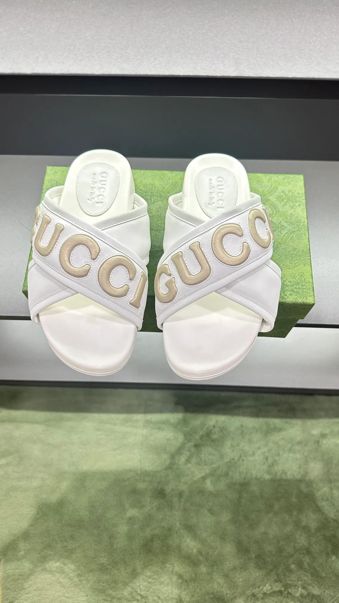 [G Family Couple Style] P: 320💰Female size 36~40 Men's size 39~45, (46. Custom-made GG slippers for men and women. This slipper is made of GG polyester fiber and is decorated with a Gucci label on the front, which adds a striking logo feel to the style. Beige GG recycled polyester fiber, same size for men and women, leather trim